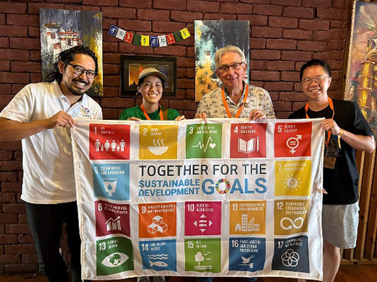 SDGsバナーを受け取った竹村真郷プロジェクト短期専門家（左）（写真／Pieter van del Hidjen）