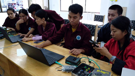 3人1組でプログラミングに取り組むCST学生（写真／山田浩司）