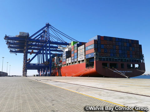新コンテナターミナルでの運用が始まった9000TEU（船体長330m）クラスの大型コンテナ船。船の大型化に対応した入出港管理と効率的なトラック運用が求められる。（写真提供：Walvisbay Corridor Group）
