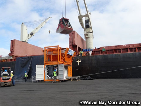 ウォルビスベイ港の多目的ターミナルに接岸するバルク船（2021年1月）。積み荷は新規取り扱い量の大幅増加が見込まれるザンビアの銅鉱山向け硫黄。（写真提供：Walvisbay Corridor Group）