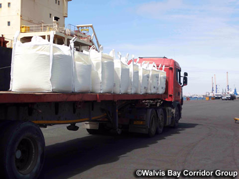 袋詰めされた硫黄はフラットベッド・トレーラーに積まれてザンビアの銅鉱山まで運ばれる。硫黄を届けたトレーラーは帰り荷として精錬銅を積み港に戻ってくる。（写真提供：Walvisbay Corridor Group）