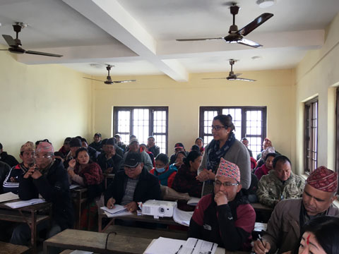 バルパック　スリコット村で行ったキックオフミーティングで意見を述べる女性参加者