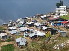 再建の遅れている低カースト集落の住宅