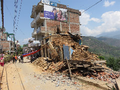 震災直後のチョータラ中心地。レンガ積み造りの多くの建物が全壊や半壊の被害を受けました。
