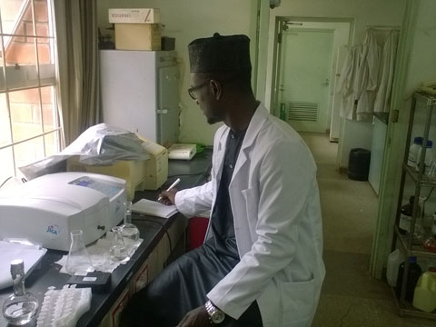 JICAによる供与機材を用いてデータの解析を行う汎アフリカ大学基礎科学・技術院（PAUSTI）学生