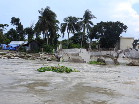 河岸侵食による家屋崩壊（パドマ川）