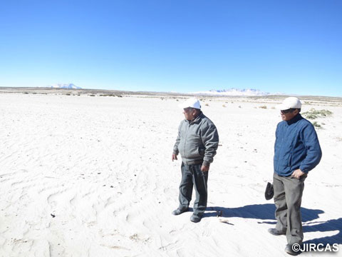 土壌浸食の危機に瀕するキヌア休閑地の調査（写真提供：国際農林水産業研究センター（JIRCAS））