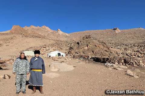 遊牧民への聞き取り調査（写真提供：モンゴル国立大学応用理工学部　J.バトフー教授）