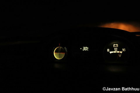 車両温度計にはマイナス30度の表示（写真提供：モンゴル国立大学応用理工学部　J.バトフー教授）