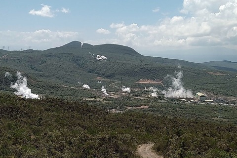 オルカリア地熱発電所、カルデラ内の発電所から蒸気が出ている様子