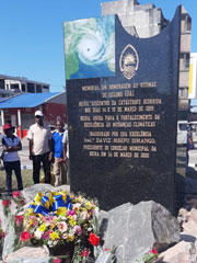サイクロン・イダイの祈念碑。碑には「この祈念碑はサイクロン・イダイの犠牲者を追悼する。2019年3月14日及び15日に発生した災害の中心であるベイラ市は、気候変動に対するレジリエンス強化のために団結した。 2020年3月14日ダビズ・ムベポ・シマンゴ市長」と刻まれています。