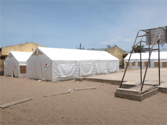本小学校には15張りの仮設教室が設置されました。