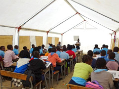 仮設テントの設置でより多くの生徒達が授業を受けられるようになりました。