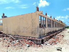教室棟（H棟）：改修工事　屋根の撤去完了　2021年2月23日