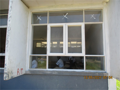 教室棟（P棟）：改修工事　新しい窓枠の取り付け状況　2021年5月14日