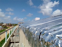 女子寮（M棟）：応急対策工事　鋼製屋根シートによる仮設屋根の設置状況　2021年2月23日
