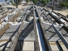 教室棟（L棟）：改修工事　屋根架構の補強工事　2021年4月12日