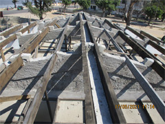 教室棟（L棟）：改修工事　屋根架構の補強工事　2021年4月12日