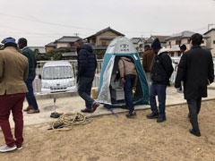 神栖市波崎総合支所・防災センターの敷地内に設置されたマンホールトイレな中の様子を興味津々にのぞき込むジョセさん。