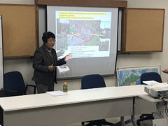 米岡氏による自治会での地域の防災マップ作成等の地元住民が主体となった活動紹介の様子。