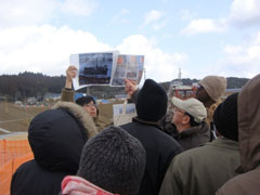 震災復興祈念公園にて、遠藤氏が被災時の様子を研修生に説明している様子。