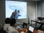 サイクロンによるベイラ市の浸水シミュレーション結果を説明する辻尾団員
