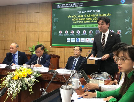 開会の言葉を述べるJICAベトナム事務所の菅野所長（左から4人目）