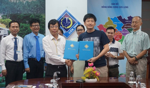 了解覚書を締結したCTUハイ副学長（中央左）とサグリ株式会社シンガポール法人代表の坂本さん（中央右）©CTU