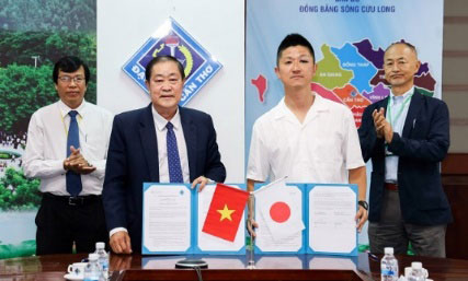 左から：CTUハイ副学長、CTUトアン学長、アグリツリー社の西社長、田中チーフアドバイザー©CTU