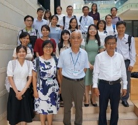 セミナー参加者たちと（前列右端はCTUのティン副学長）の画像
