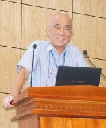長崎大学における実験廃液処理プロセスを紹介する石松専門家の画像