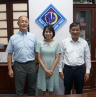 北海道大学に向かうウイェンさん（中央）／向かって左が田中チーフアドバイザー、右はティンCTU副学長の画像
