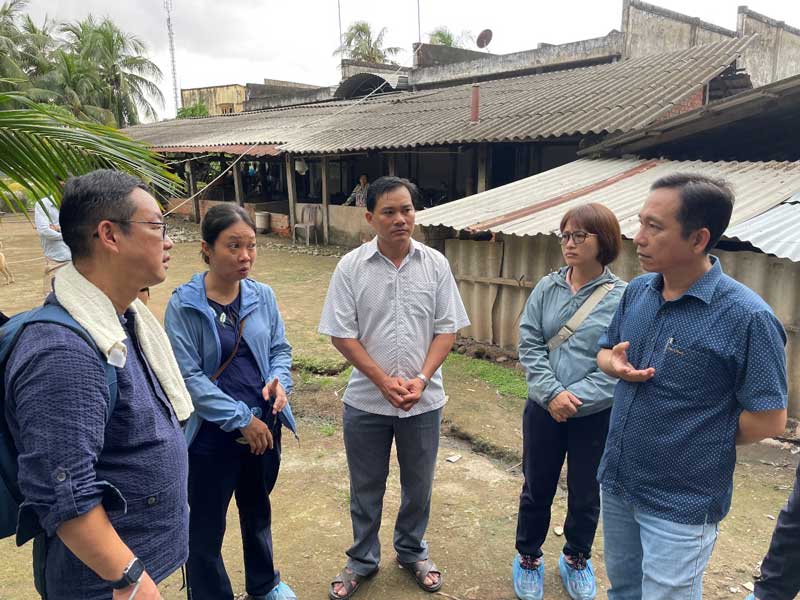現場で議論をする畑生教授（写真左端）、Nguyễn Trọng Ngữ教授（写真右端）。