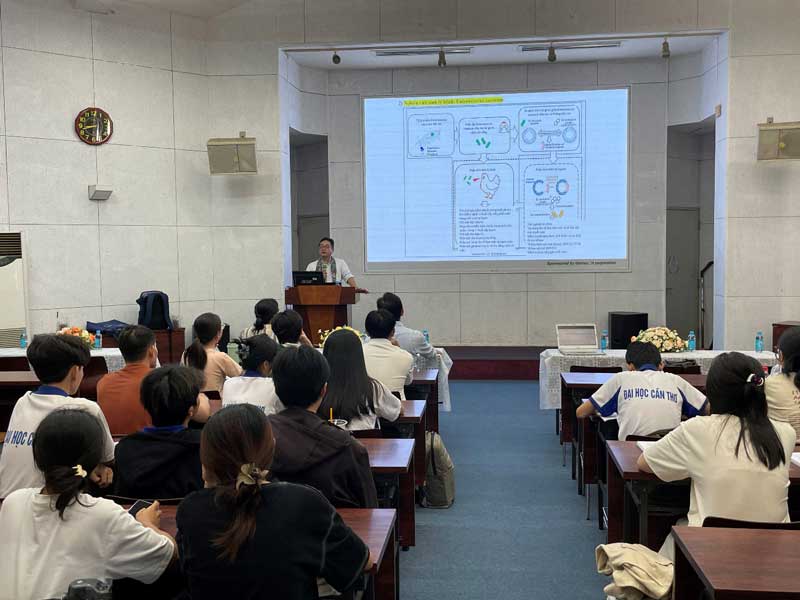 多くの学生が熱心に講義を聞いていました。