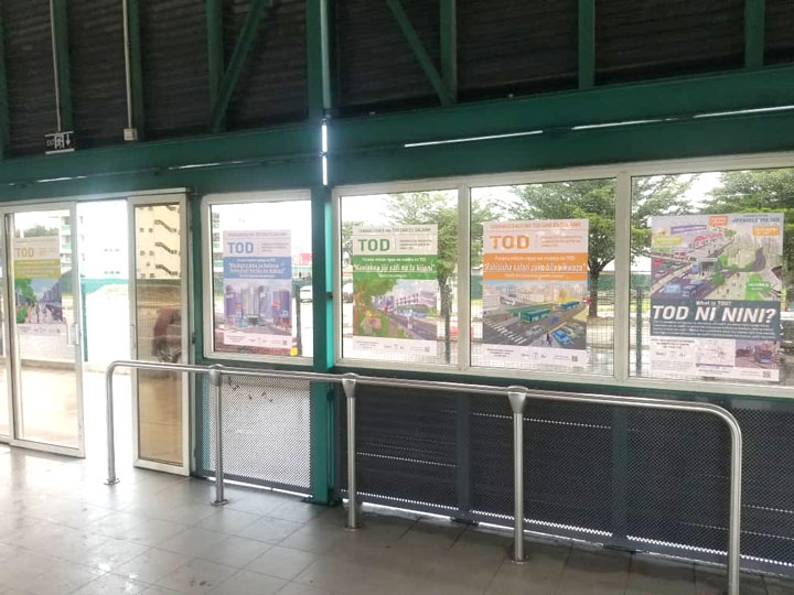BRT駅に展示されたポスターの様子