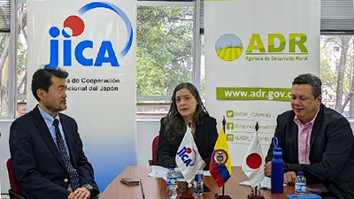 ADR Director Moreno expresses her expectations for the project activities (center of photo, left: JICA Colombia Resident Representative Sato, right: ADR Deputy Director Cordero)