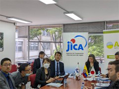 A delegation from JICA headquarters explains project evaluation, etc.