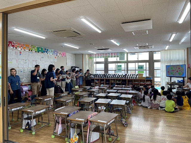 園和小学校にて１年生の算数授業視察中。