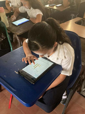 教育省によって配布されたタブレットを使用して受験している。