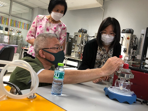 Dr. Morikawa, Dr. Arinthip and Dr. Suvimol (left to right) discuss lab instruments.