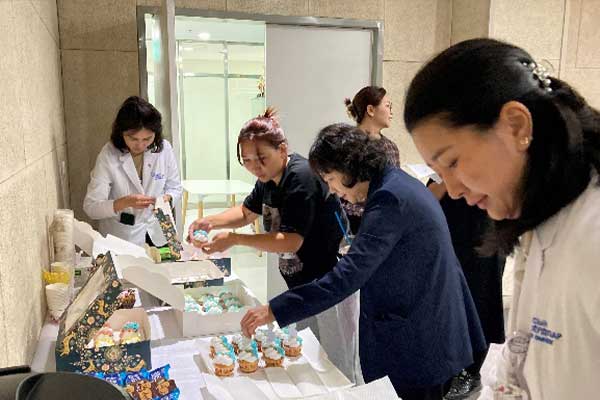 新人看護師歓迎会の準備を行う病院スタッフ