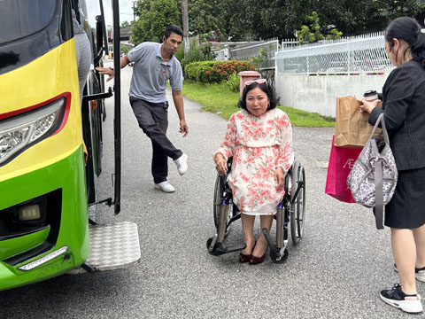 マレーシアスタディートリップ2（交通機関の利用を体験するモンゴル人の障害者）