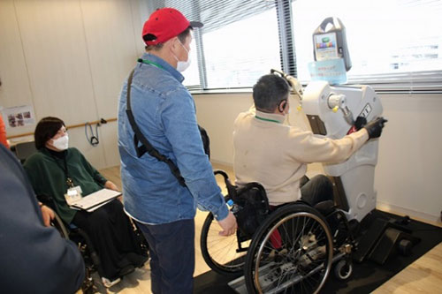 同社の一角にあるストレッチコーナーには、車椅子のまま利用できる機械も設置されている