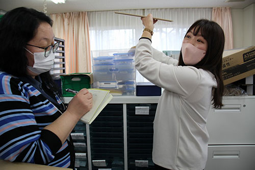 学生時代に加島友愛会でお出かけ支援のアルバイトをした後、そのまま就職してジョブコ―チの資格を取得し、現在はLinkで支援課長を務める玉城由美子さん（右）