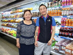 母親のエンフトヤさん（左）は、イフバヤルさんの最大の理解者であり、応援者だ