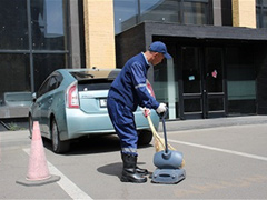 本社前の駐車場の清掃も毎日の大事な業務の一つだ