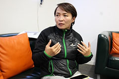 倉庫の業務を統括しているエンフサイハンさん。「障害があるスタッフが同僚といい関係を築けるように側面支援することも上司の役割」だと話す。