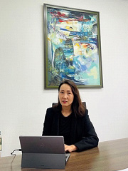 総務人事部長のガントゥグスさん（APUカンパニー提供）