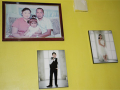 エンフニャムさんの自宅には、たくさんの家族写真が飾られている