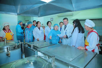 国立母子保健中央病院に調理器具を寄贈したブムツェンデ社長（右から3人目）（同社提供）